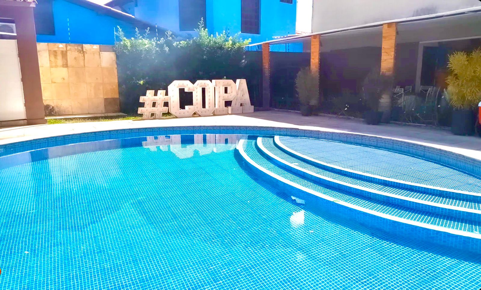 Piscina com letreiro #COPA