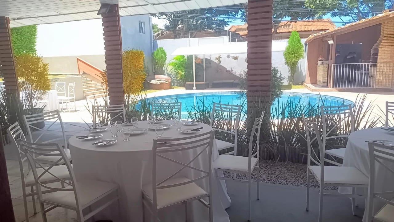 Área de recepção ao lado da piscina