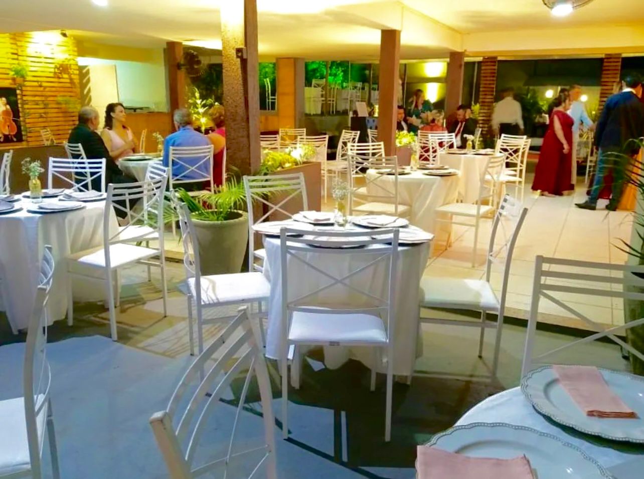 Mesas montadas para jantar