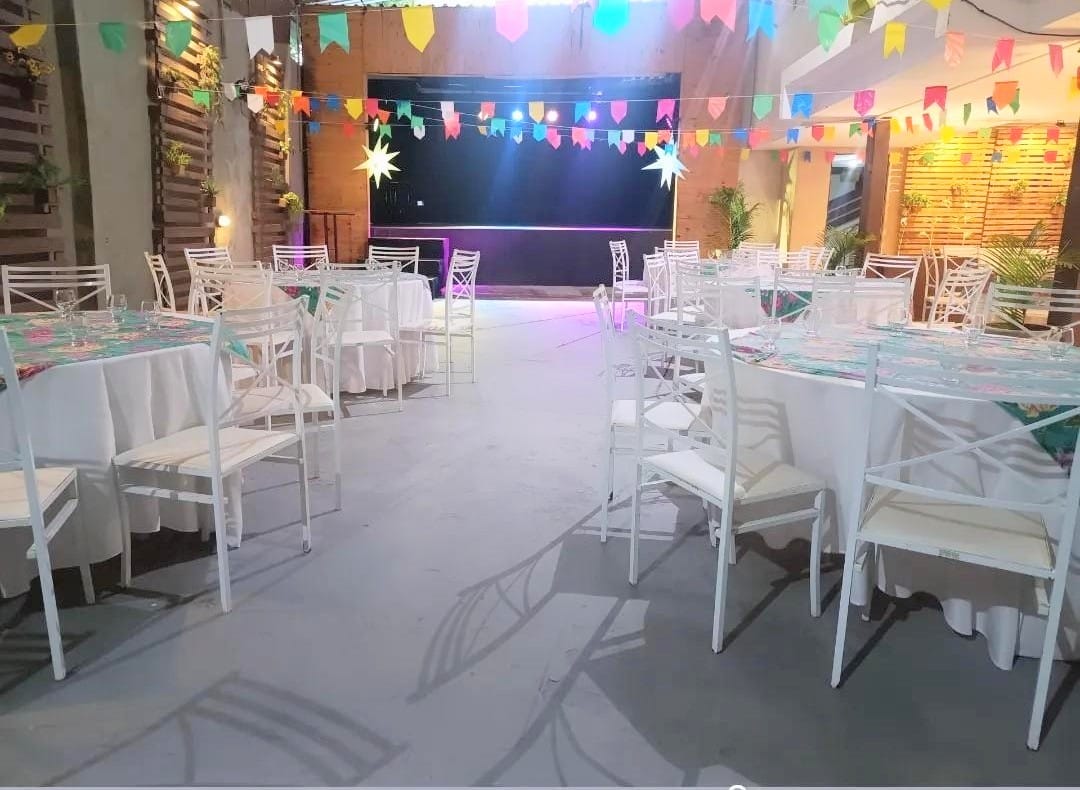 Salão decorado com bandeirolas