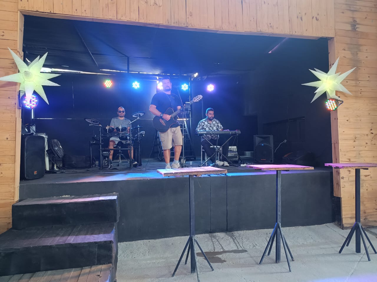 Palco com banda acústica